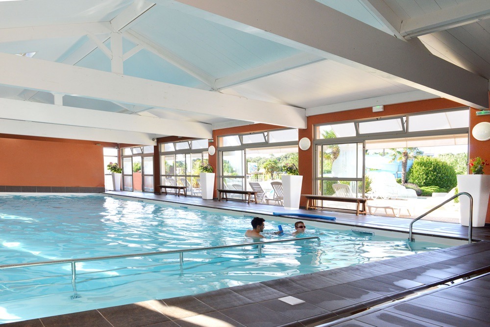 Pool-covered-chaufee-camping-vendee-4-stars-Saint-Jean-de-Monts-Camping-Les-Places-Dorées