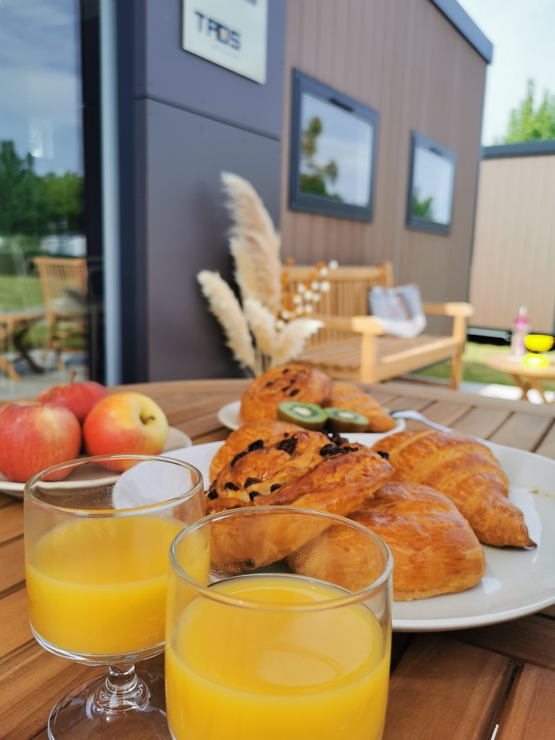 Location-mobil-home-premium-luxe-taos-petit-dejeuner-terrasse-camping-saint-jean-de-monts-Les-Places-Dorees
